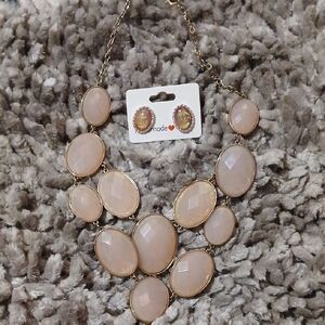 Elegant Gold and Cream Necklace Set